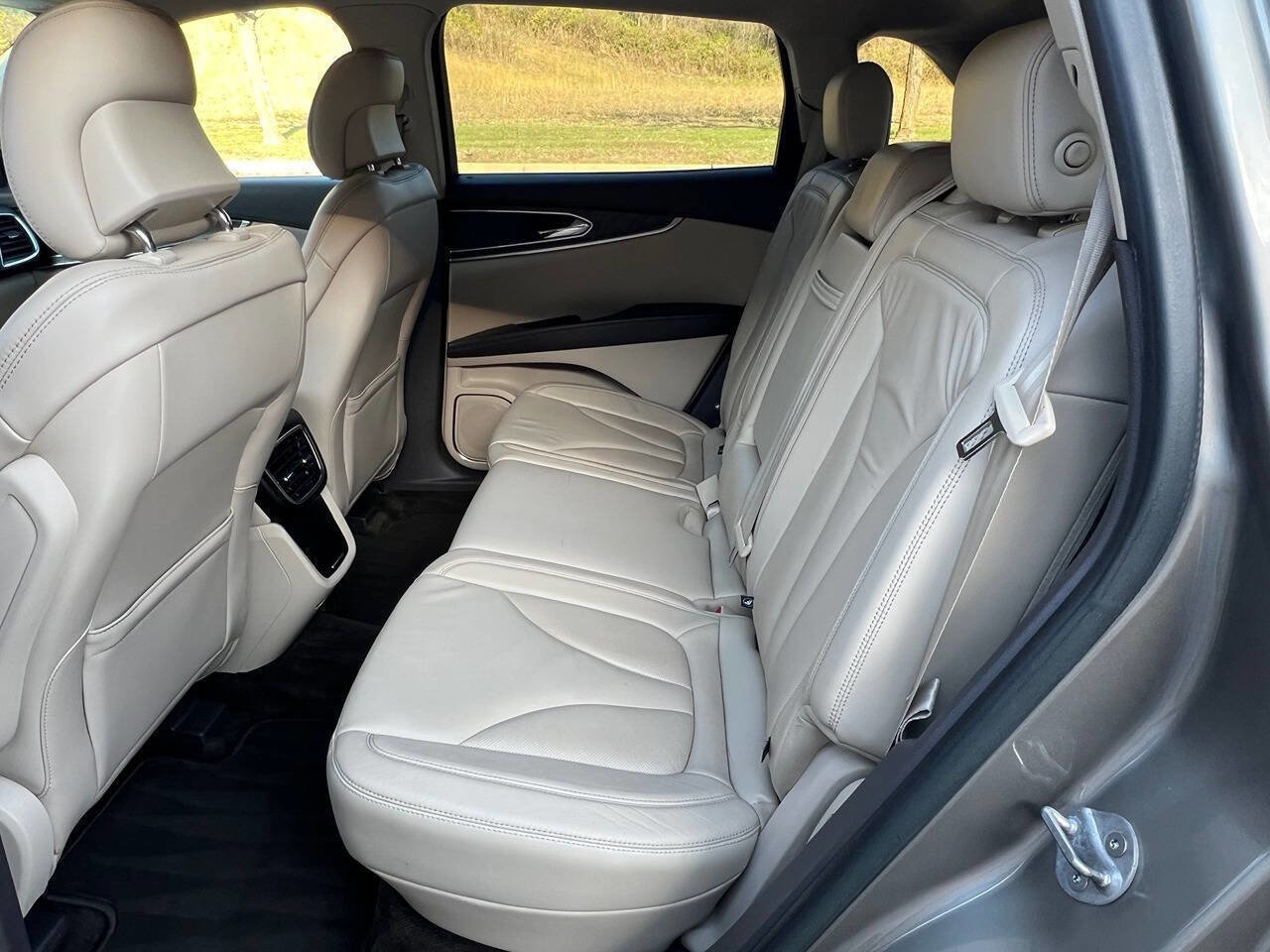 Used 2017 Lincoln MKX Select image 17