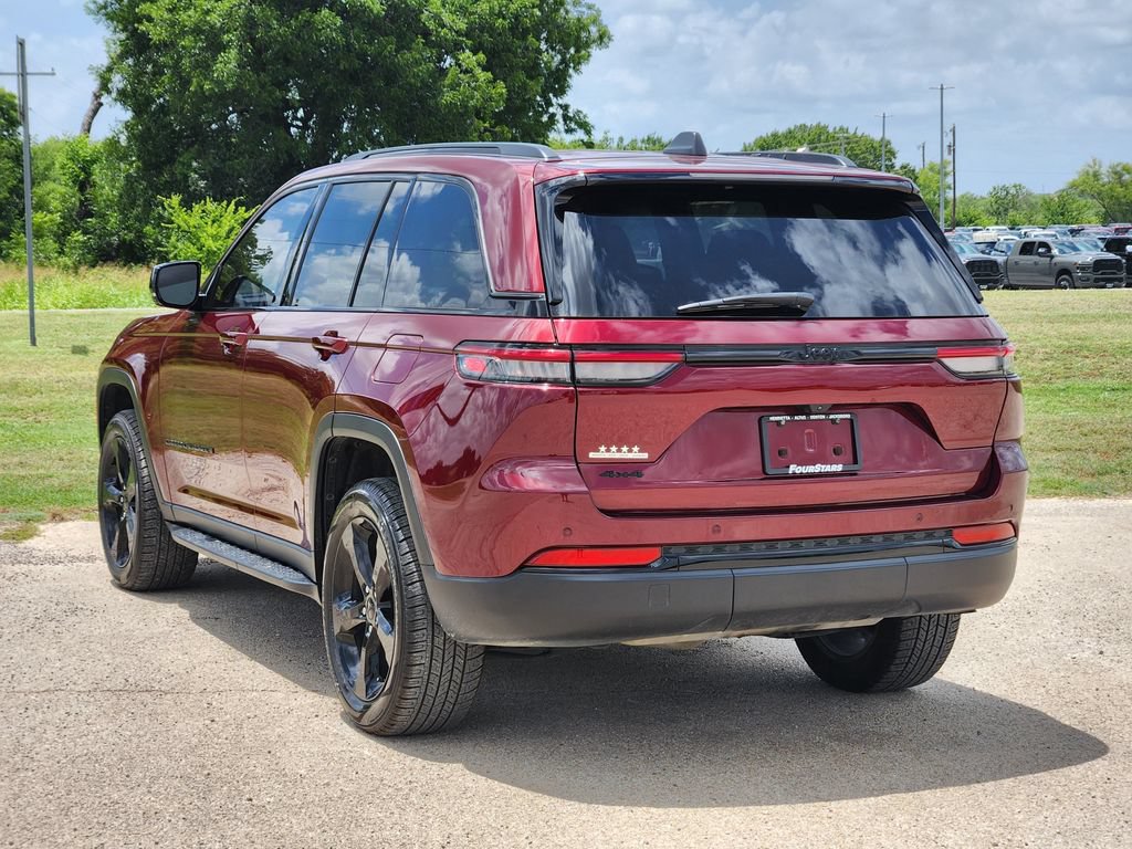 Used 2022 Jeep Grand Cherokee Altitude AWD/4WD image 4
