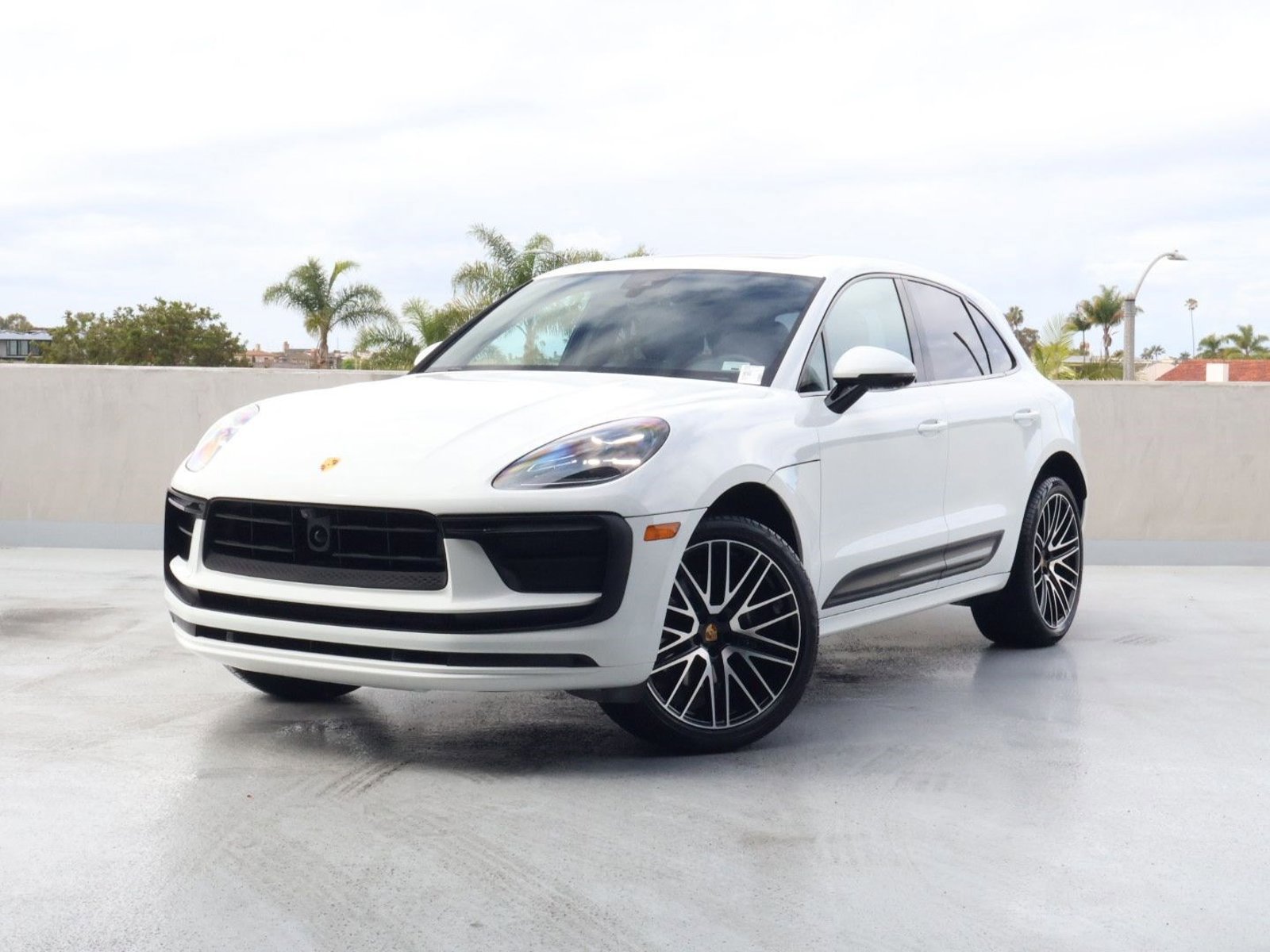 Certified 2025 Porsche Macan AWD/4WD image 1