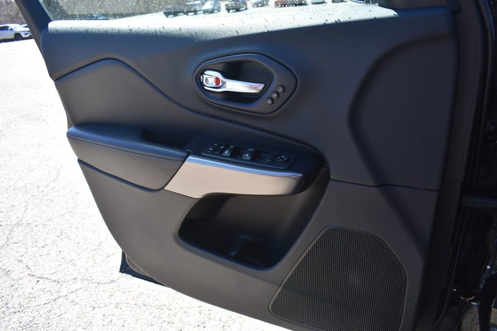 Used 2019 Jeep Cherokee Limited FWD image 36