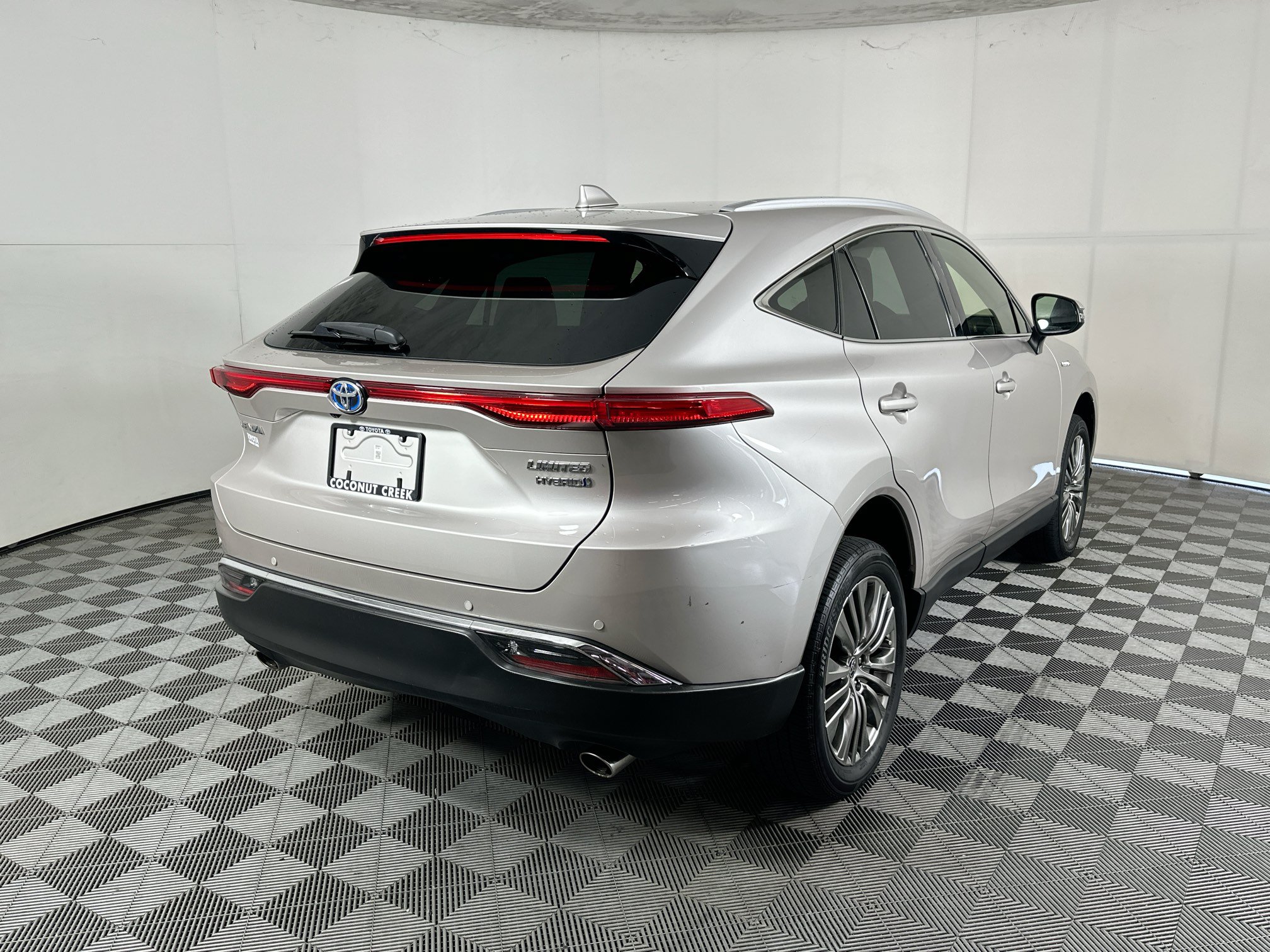 Used 2021 Toyota Venza Limited AWD/4WD image 3