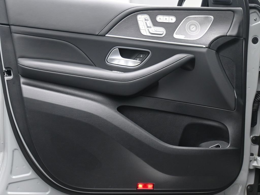 Used 2024 Mercedes-Benz GLS 580 4MATIC image 9