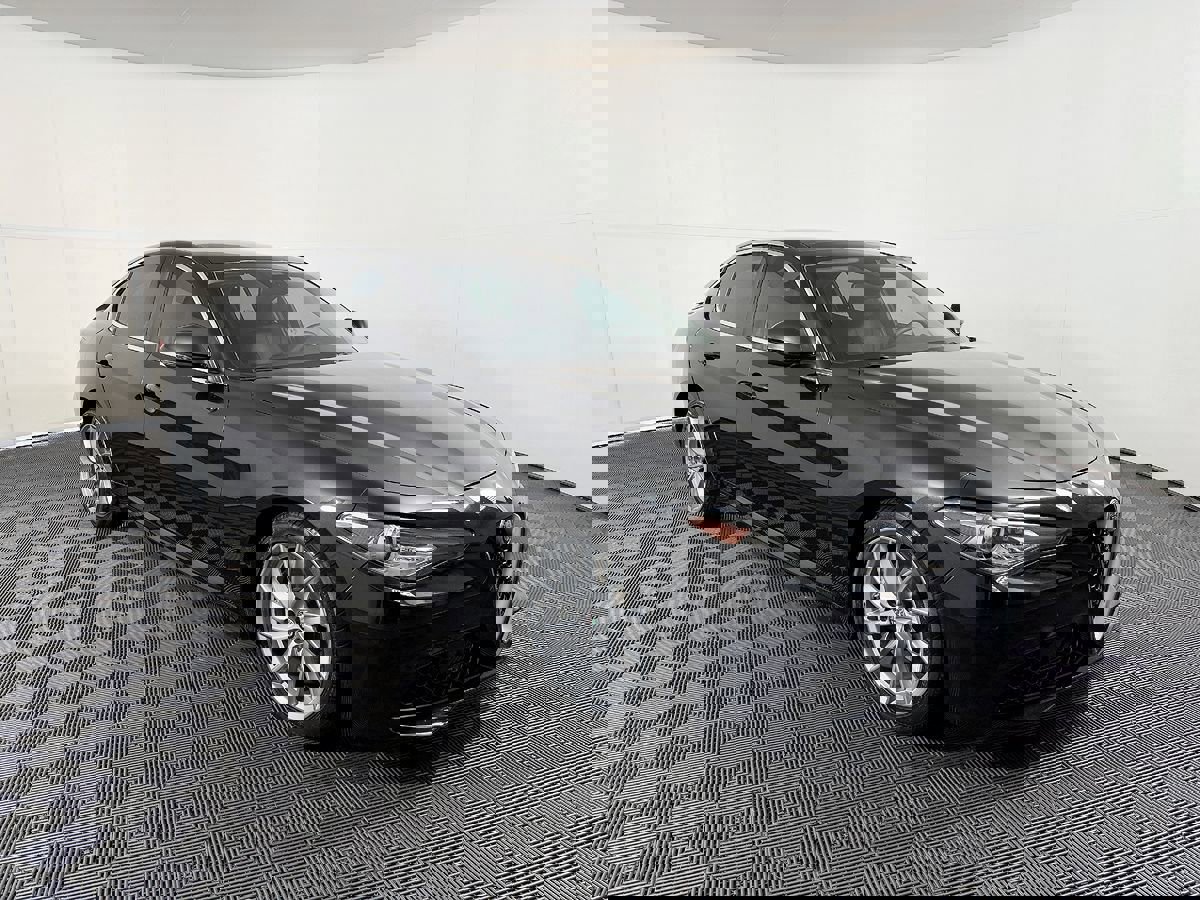 Used 2017 Alfa Romeo Giulia image 6