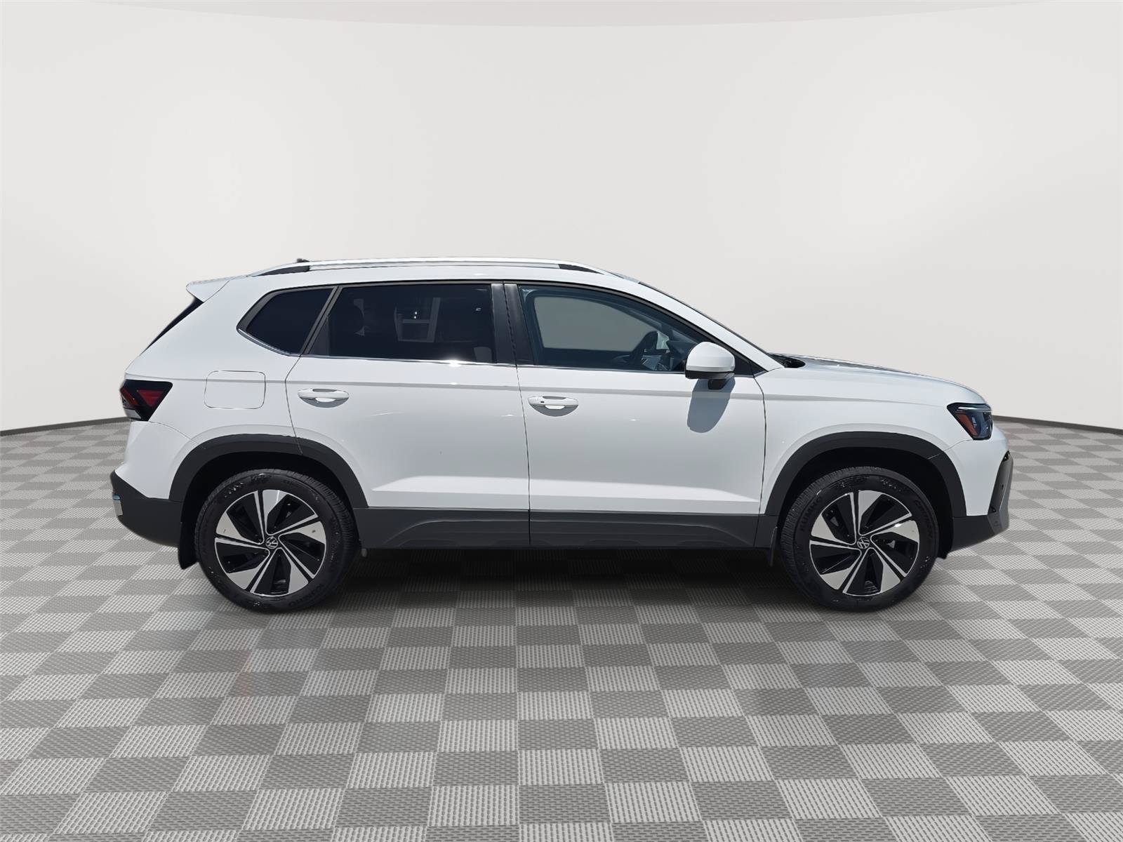Used 2025 Volkswagen Taos SE AWD/4WD image 17