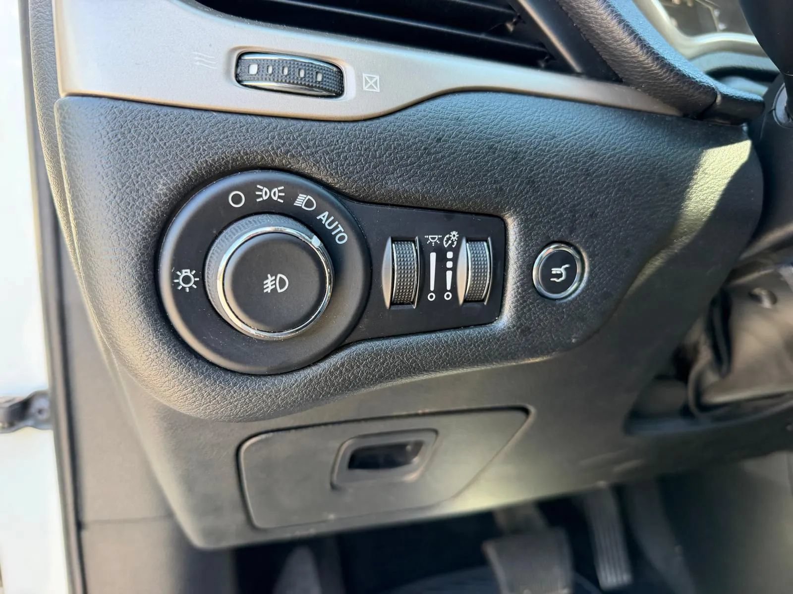 Used 2015 Jeep Cherokee Latitude w/ Comfort/Convenience Group FWD image 14