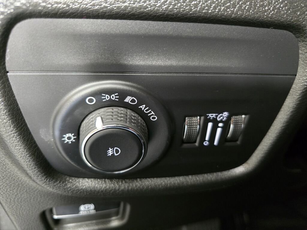 Used 2023 Jeep Grand Cherokee Limited w/ Black Appearance Package image 24