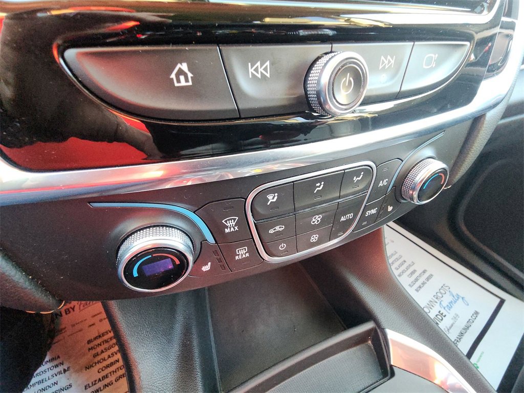 Used 2020 Chevrolet Traverse LT image 19