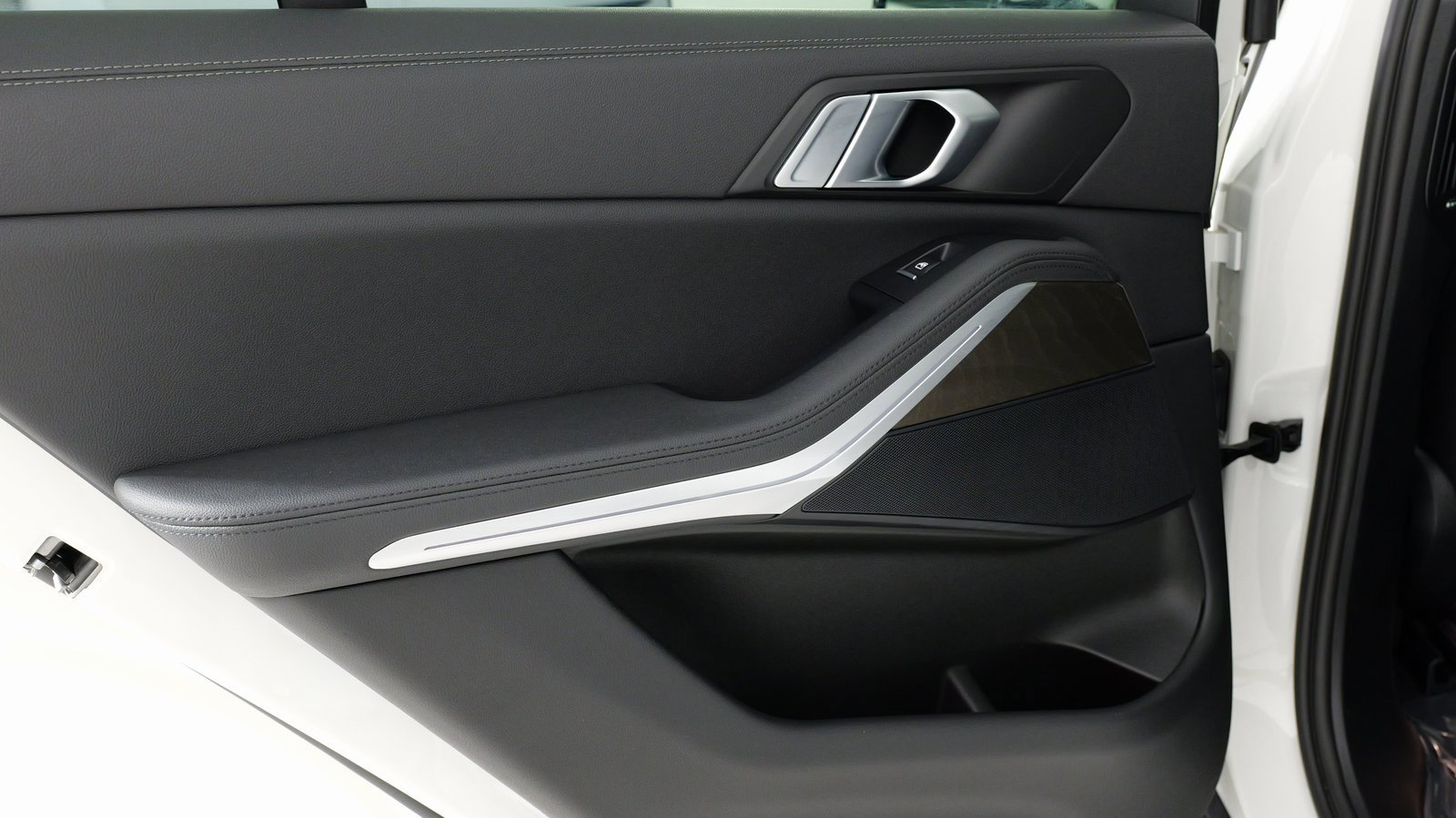 Used 2022 BMW X5 xDrive40i w/ Parking Assistance Package image 31