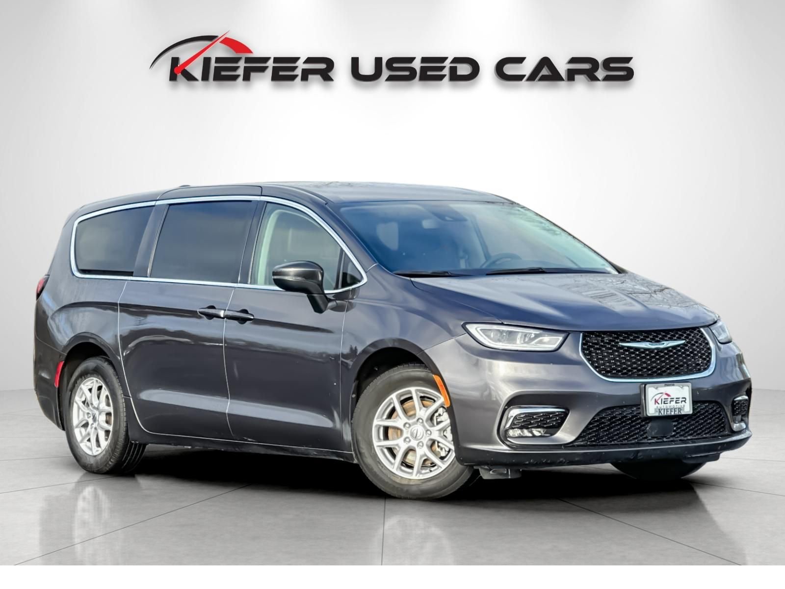 Used 2023 Chrysler Pacifica Touring-L image 2