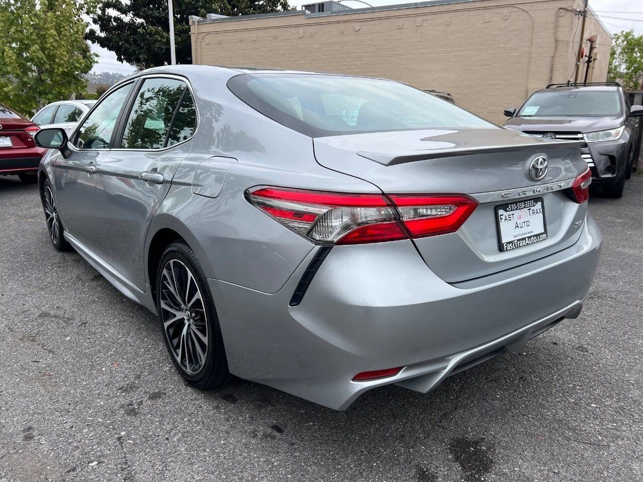 Used 2018 Toyota Camry SE w/ Convenience Package FWD image 3