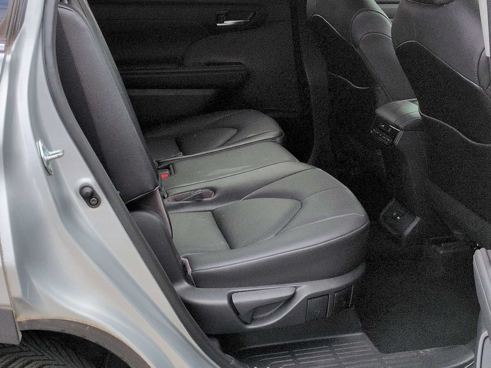 Used 2021 Toyota Highlander XLE FWD image 22