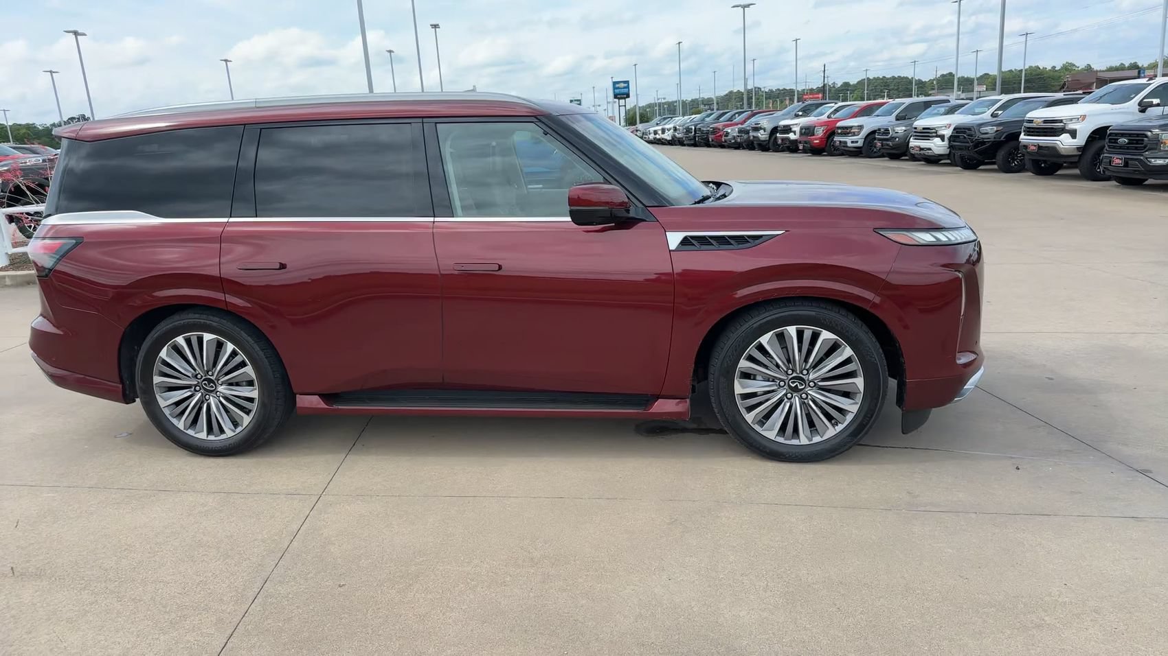 Used 2025 INFINITI QX80 Sensory AWD/4WD image 2