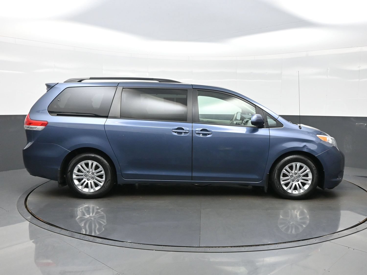 Used 2014 Toyota Sienna XLE FWD image 7