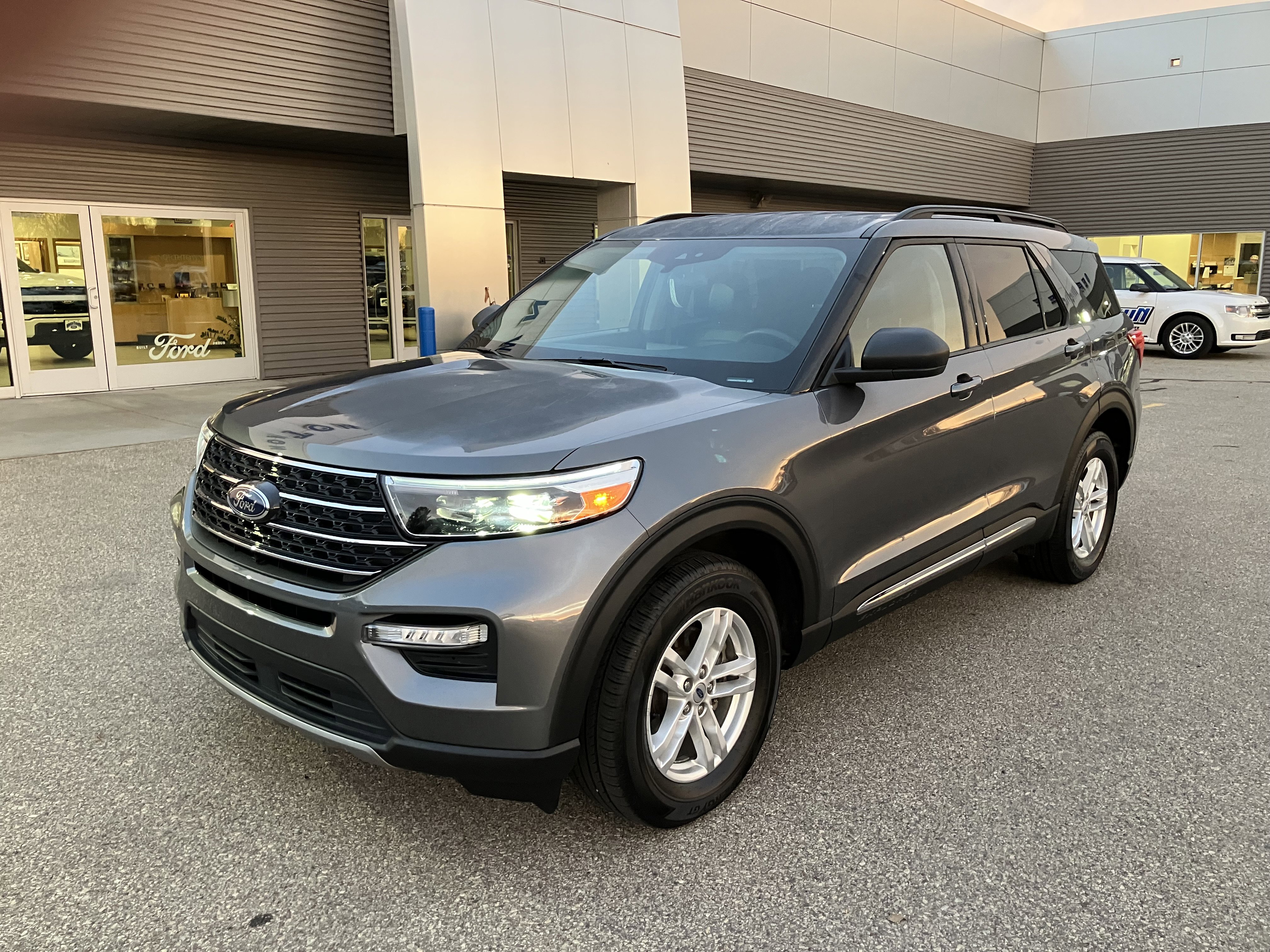 Used 2023 Ford Explorer XLT w/ Equipment Group 202A AWD/4WD image 2