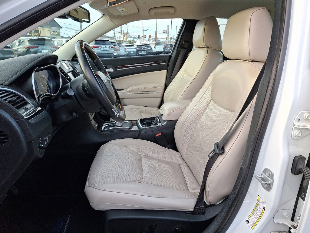 Used 2018 Chrysler 300 Limited image 25