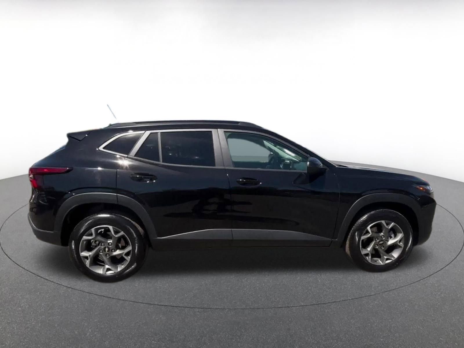 Used 2025 Chevrolet Trax LT w/ LT Convenience Package FWD image 16