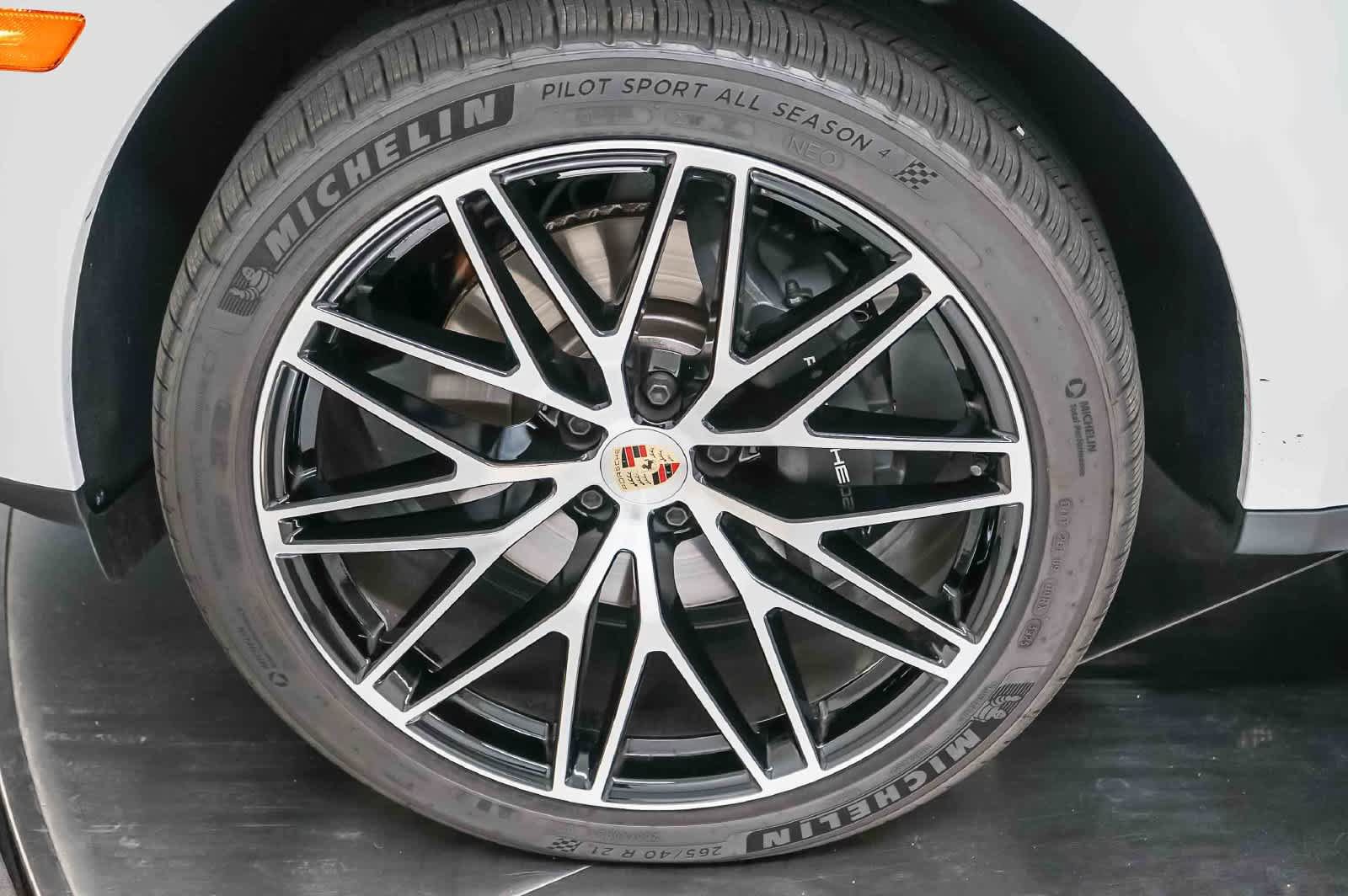 Certified 2026 Porsche Macan AWD/4WD image 14