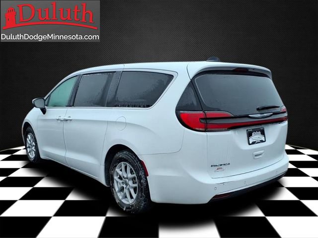 Used 2023 Chrysler Pacifica Touring-L FWD image 3