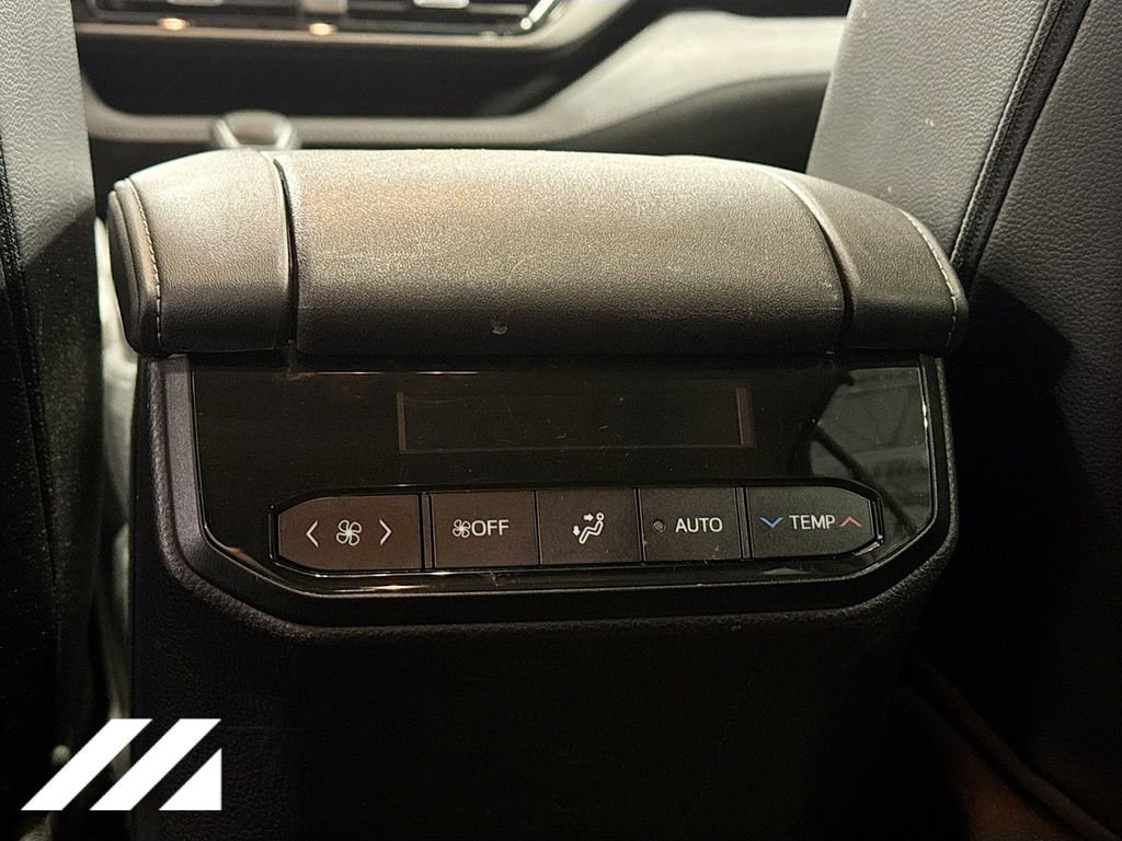 Used 2020 Toyota Highlander XLE image 28