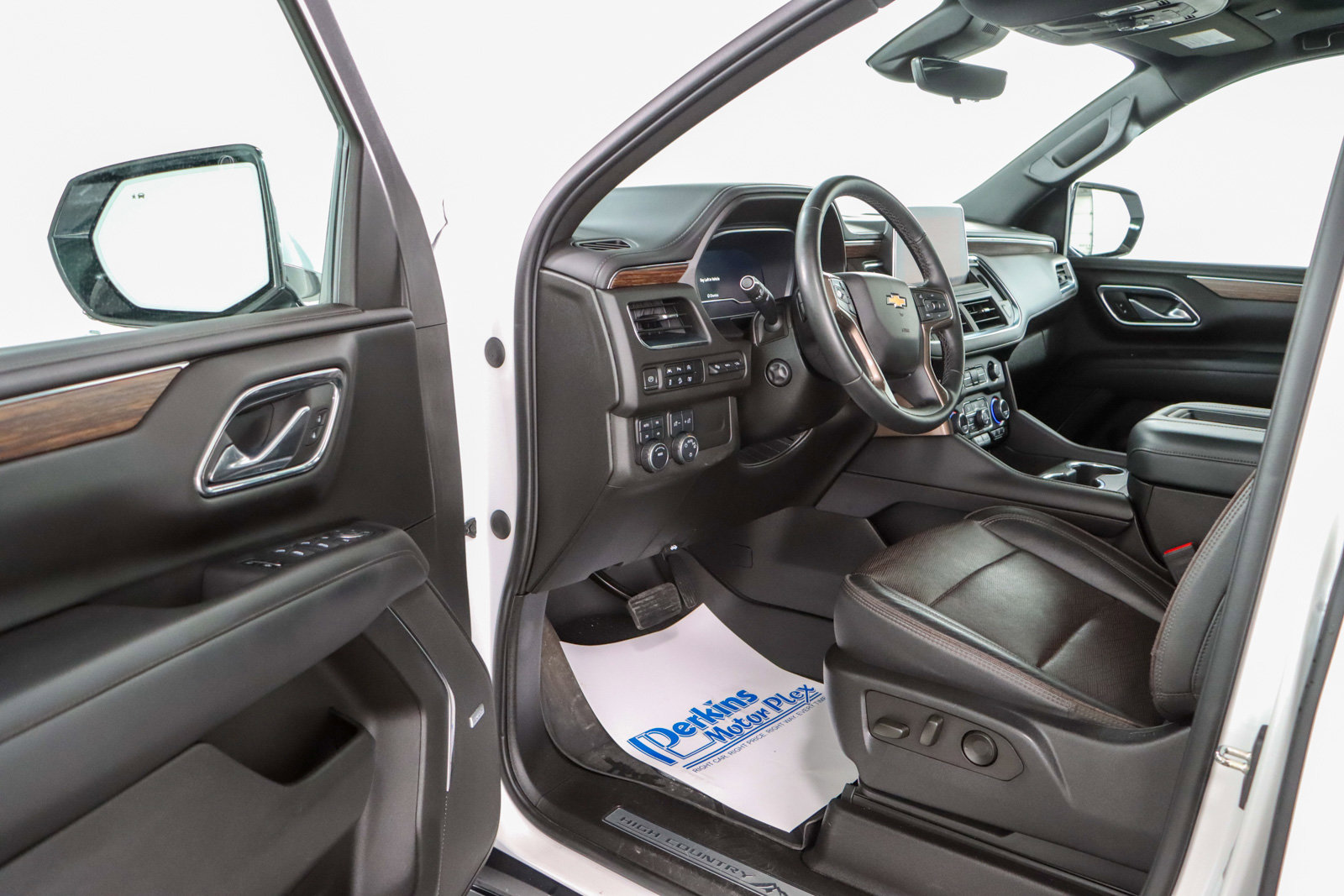 Used 2023 Chevrolet Suburban High Country image 3