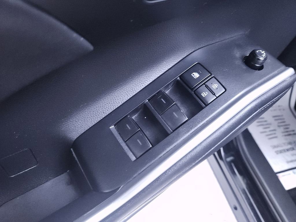 Used 2020 Toyota Highlander XLE AWD/4WD image 13