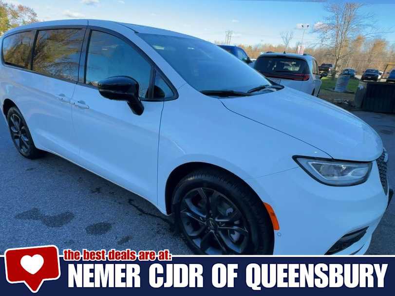 New 2026 Chrysler Pacifica Select AWD/4WD image 2