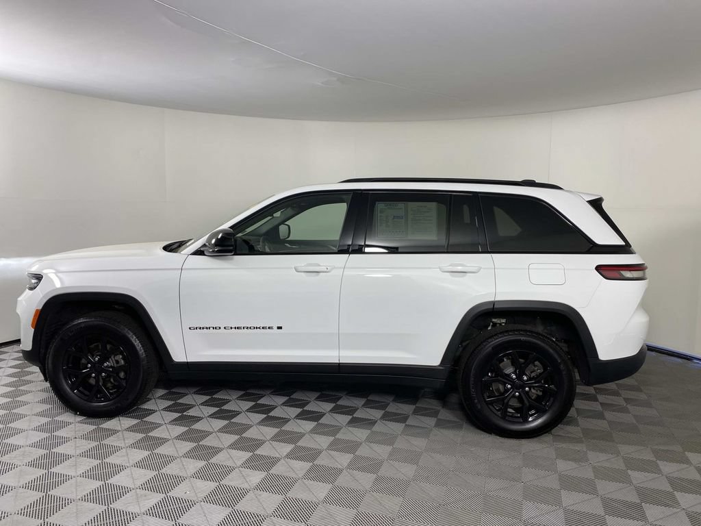 Used 2025 Jeep Grand Cherokee Altitude AWD/4WD image 5
