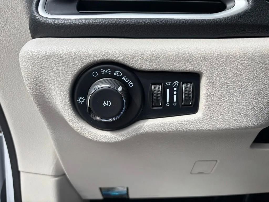 Used 2024 Chrysler Pacifica Limited FWD image 12