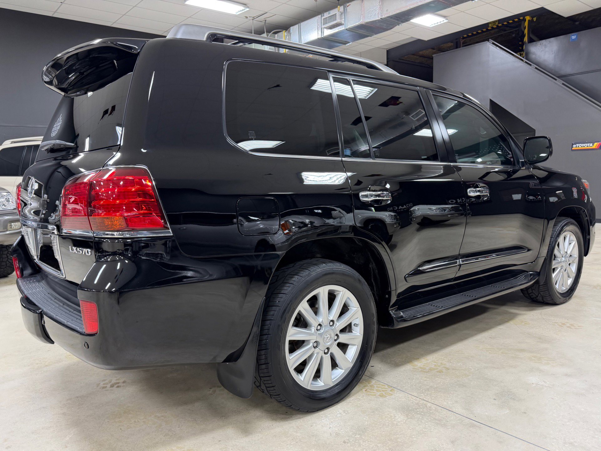 Used 2010 Lexus LX 570 4WD image 8