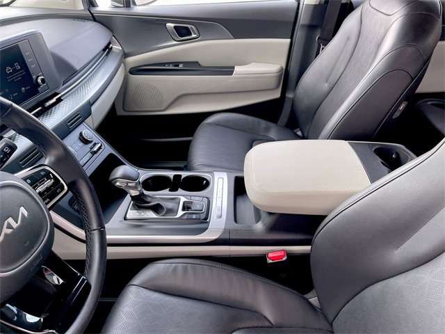 Used 2024 Kia Carnival LX image 20