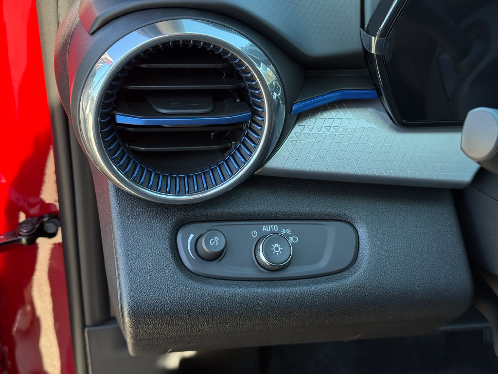 New 2026 Chevrolet Trax LT w/ Sunroof Package FWD image 15