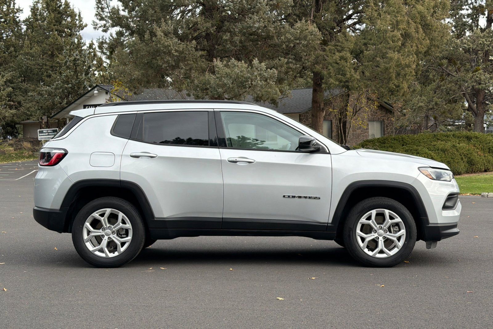 Used 2024 Jeep Compass Latitude image 3
