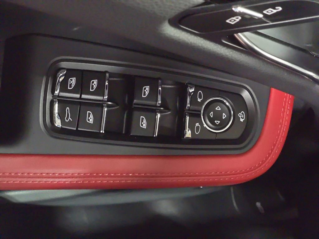 Used 2025 Porsche Macan image 21