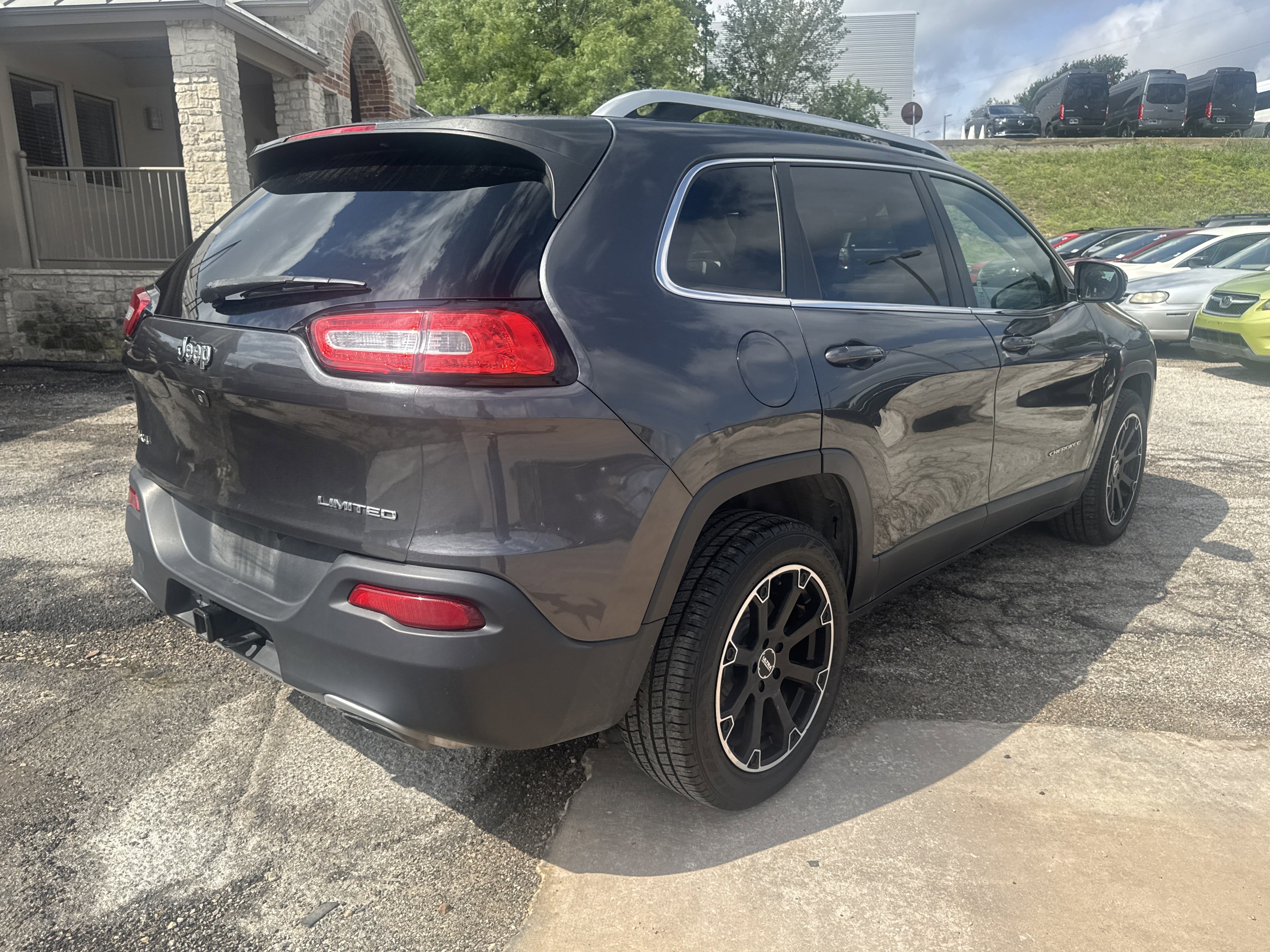 Used 2015 Jeep Cherokee Limited w/ Luxury Group AWD/4WD image 3