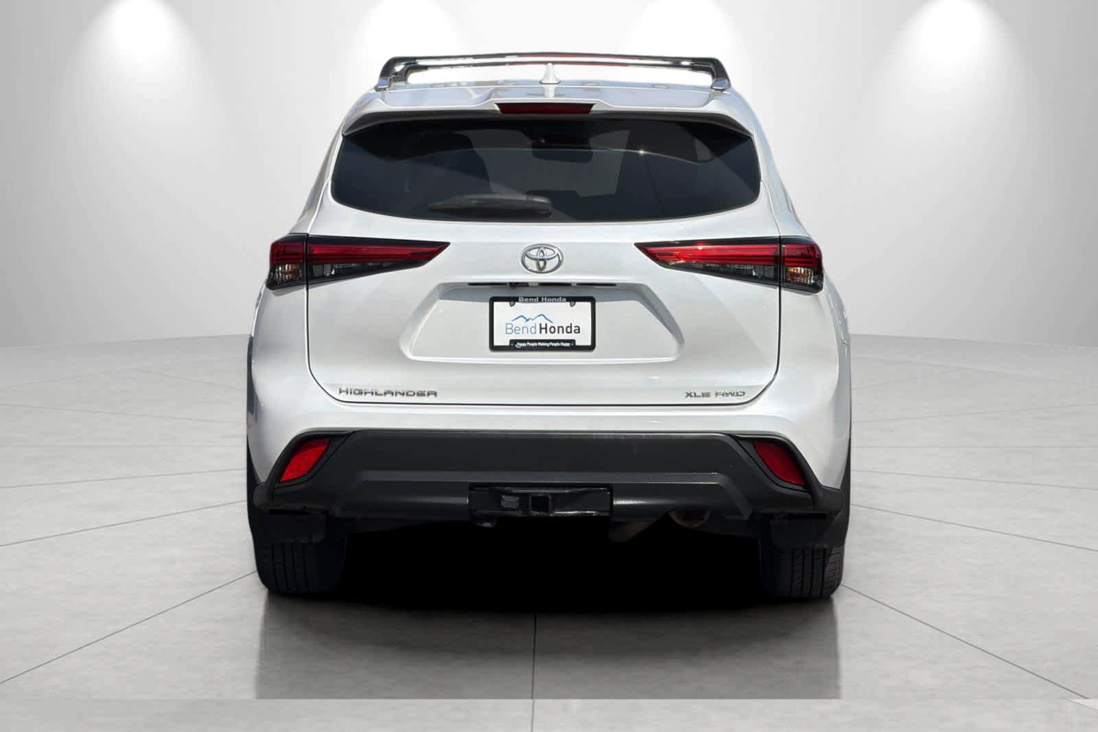 Used 2022 Toyota Highlander XLE AWD/4WD image 7