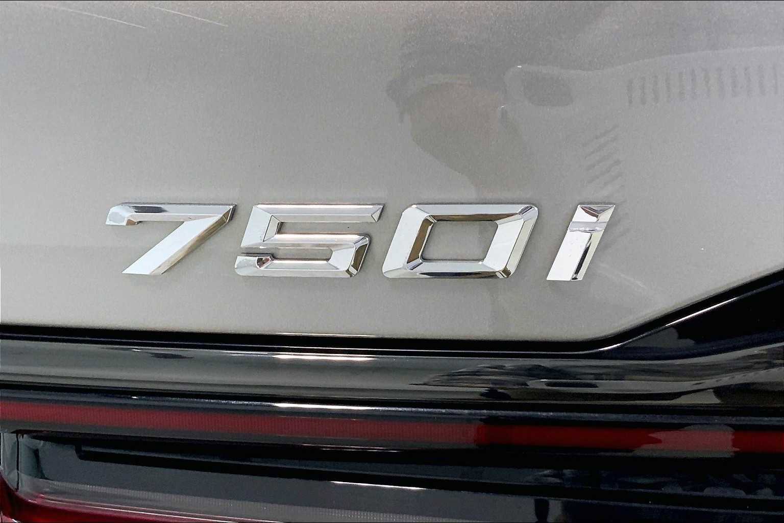 Used 2021 BMW 750i xDrive w/ Autobahn Package AWD/4WD image 29