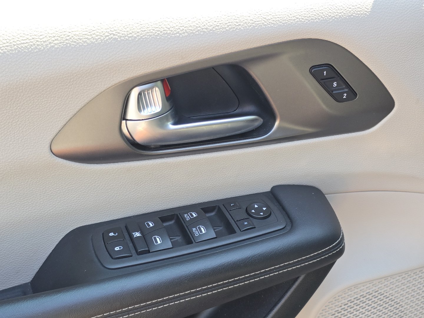Used 2023 Chrysler Pacifica Touring-L FWD image 30