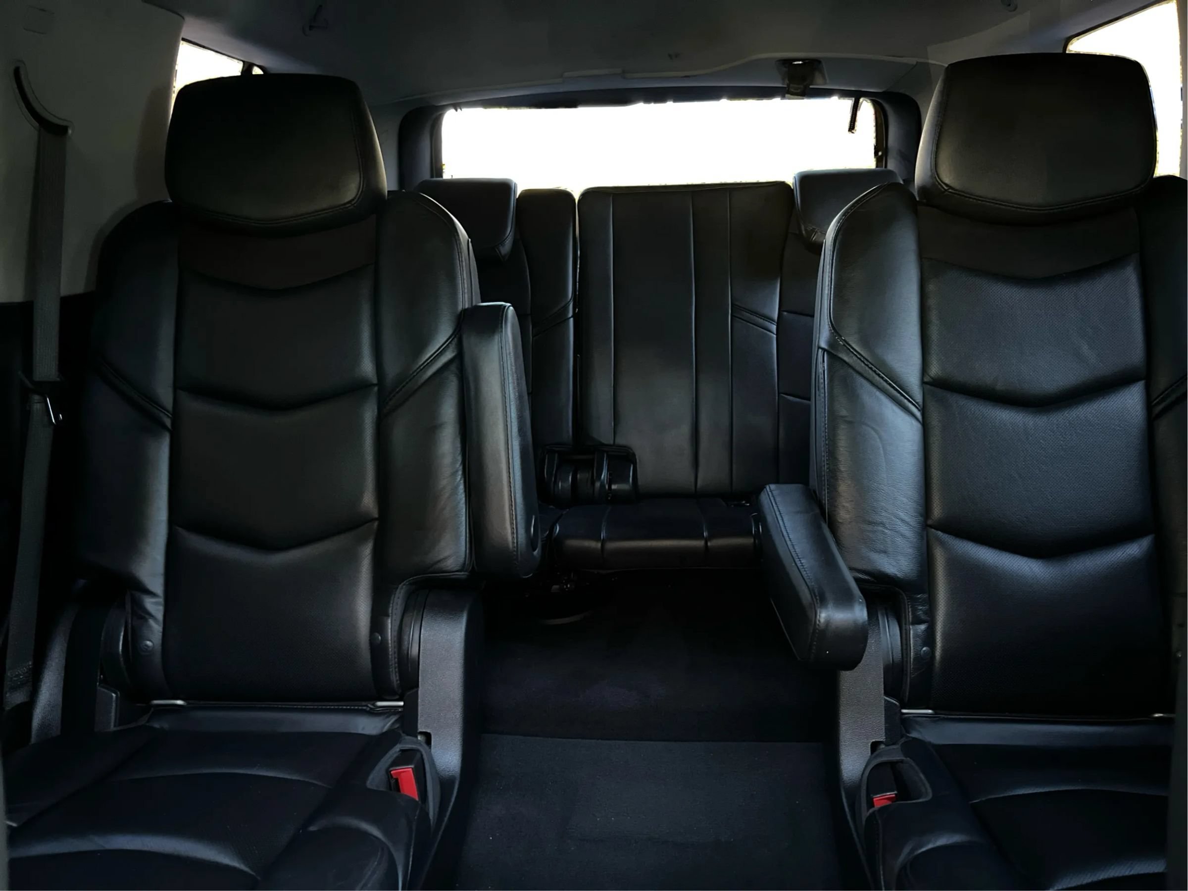 Used 2018 Cadillac Escalade Luxury AWD/4WD image 24