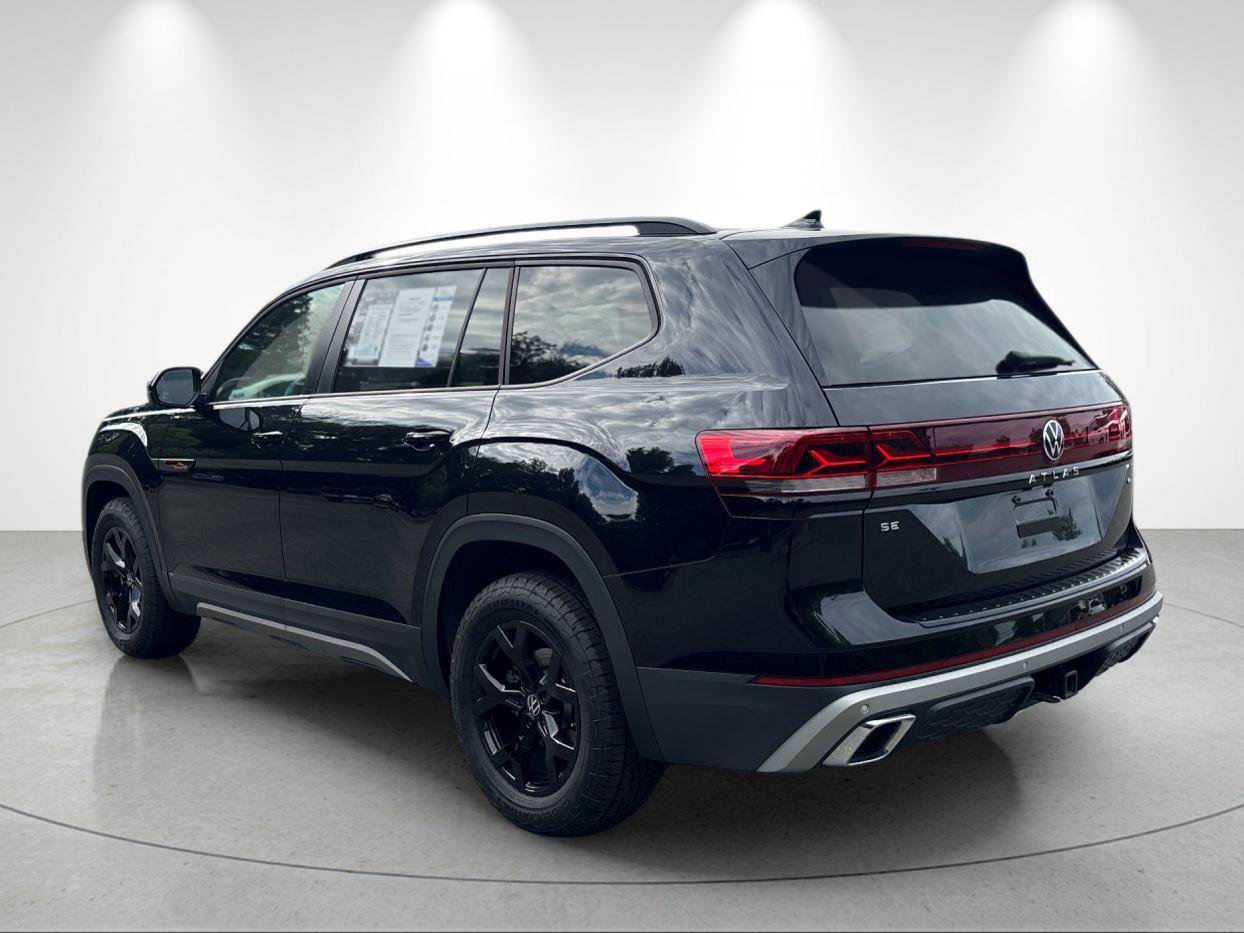 Used 2025 Volkswagen Atlas Peak Edition SE AWD/4WD image 3