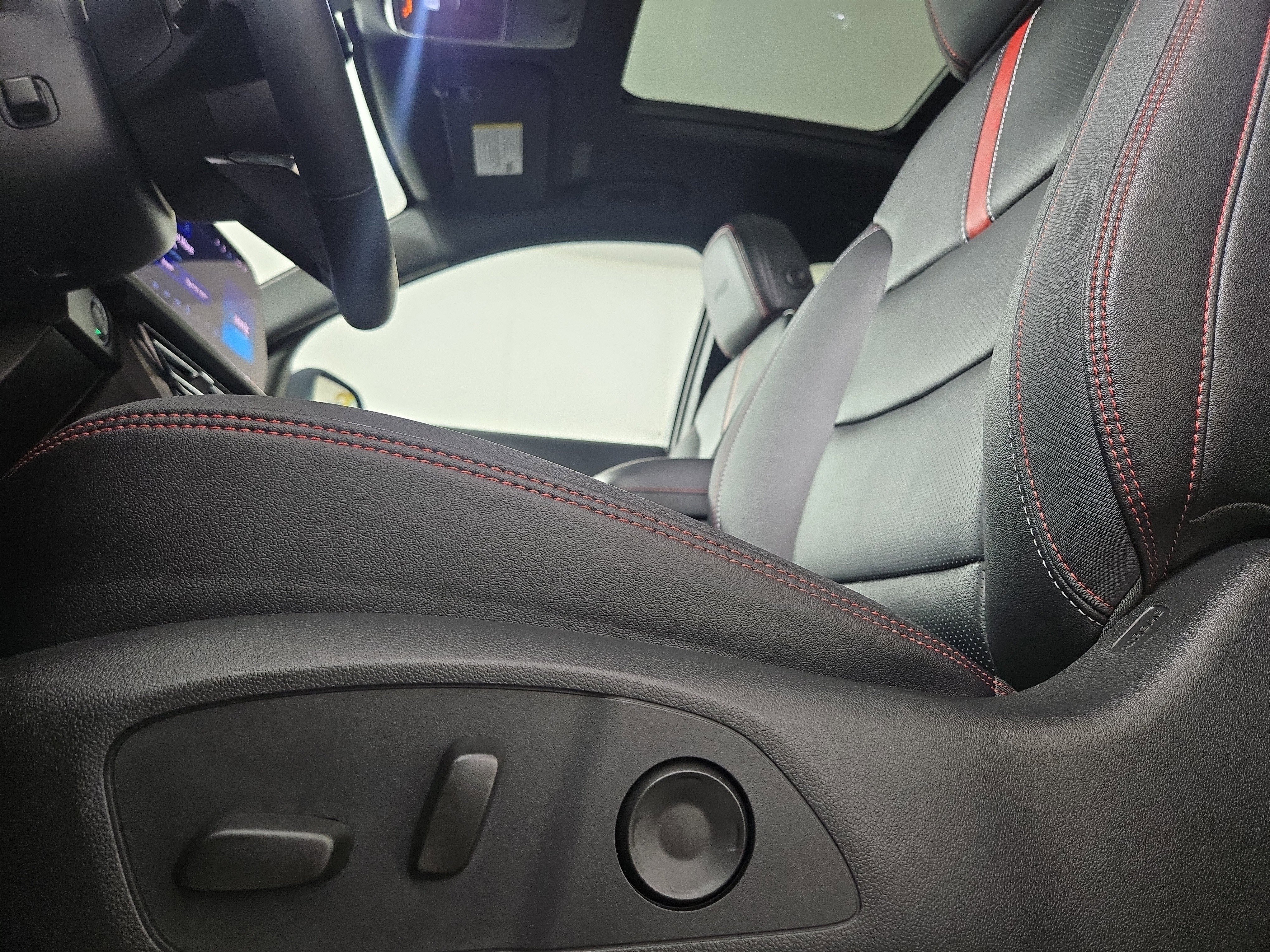 Certified 2025 Chevrolet Traverse RS w/ LPO, Floor Liner Package AWD/4WD image 34