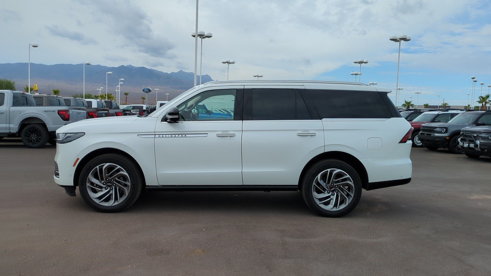 Used 2025 Lincoln Navigator Reserve AWD/4WD image 6
