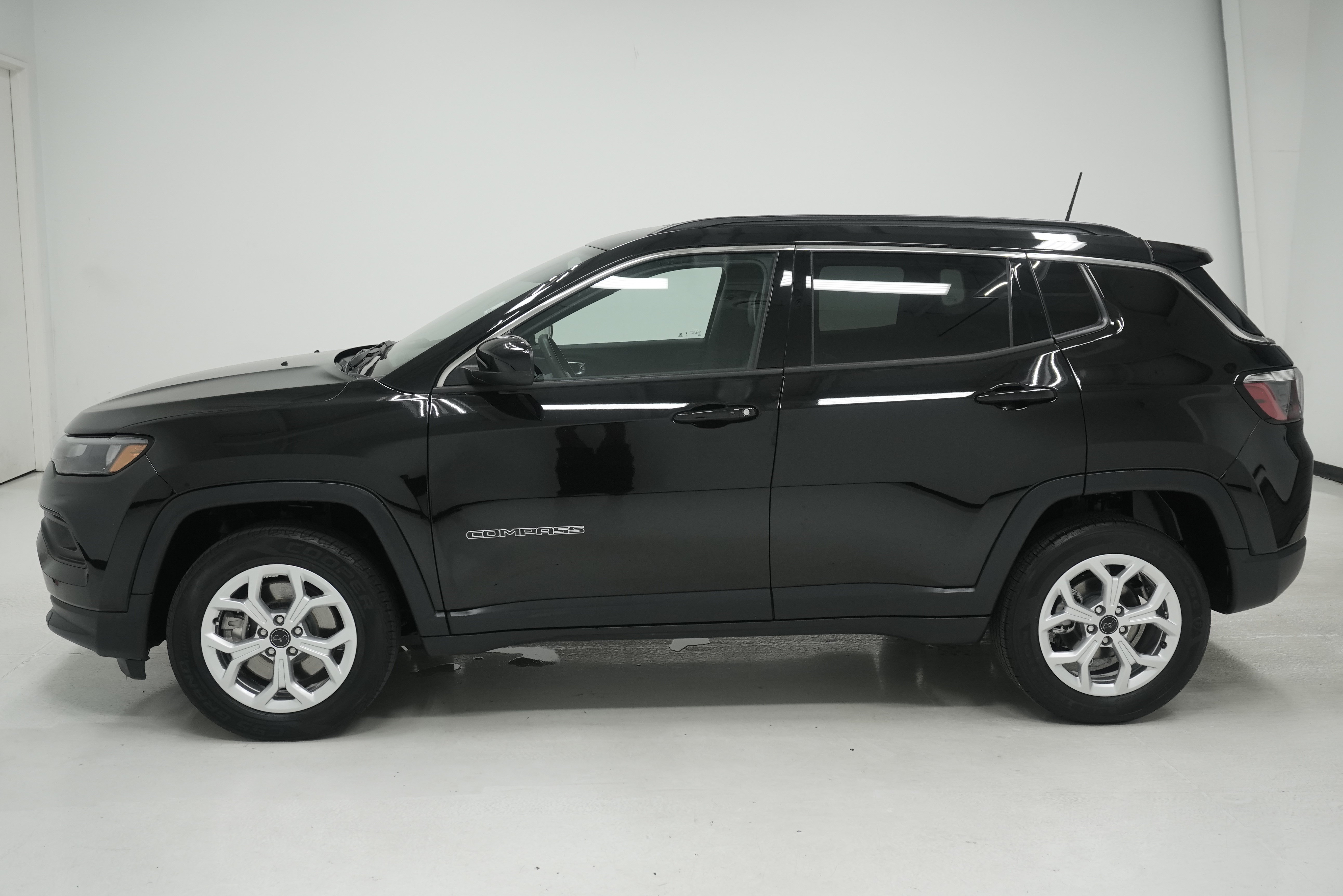 Used 2025 Jeep Compass Latitude AWD/4WD image 7