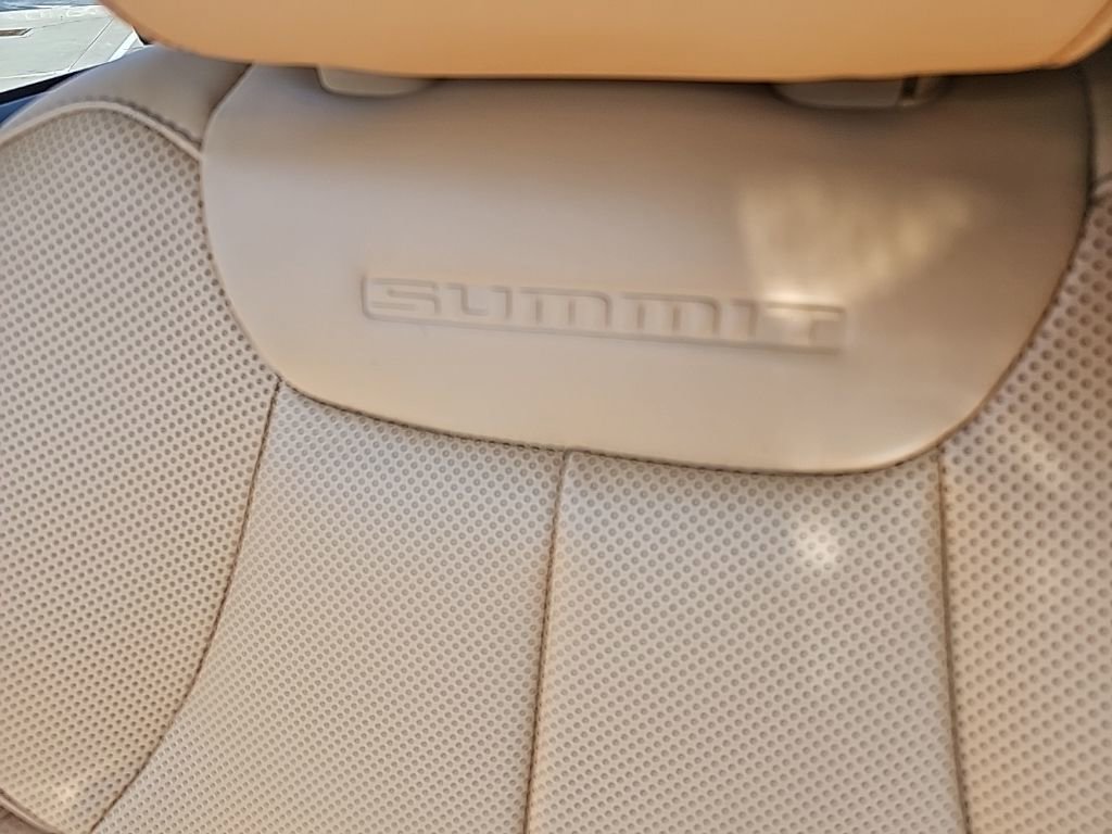 Certified 2025 Jeep Grand Cherokee Summit AWD/4WD image 39