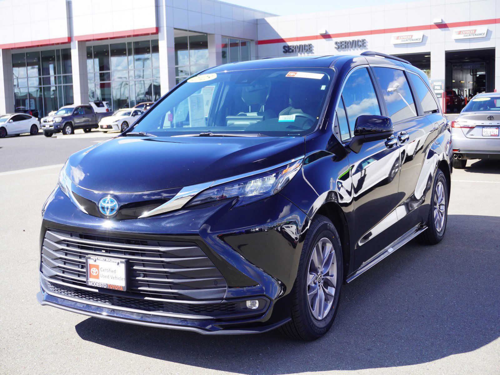 Used 2025 Toyota Sienna XLE image 5