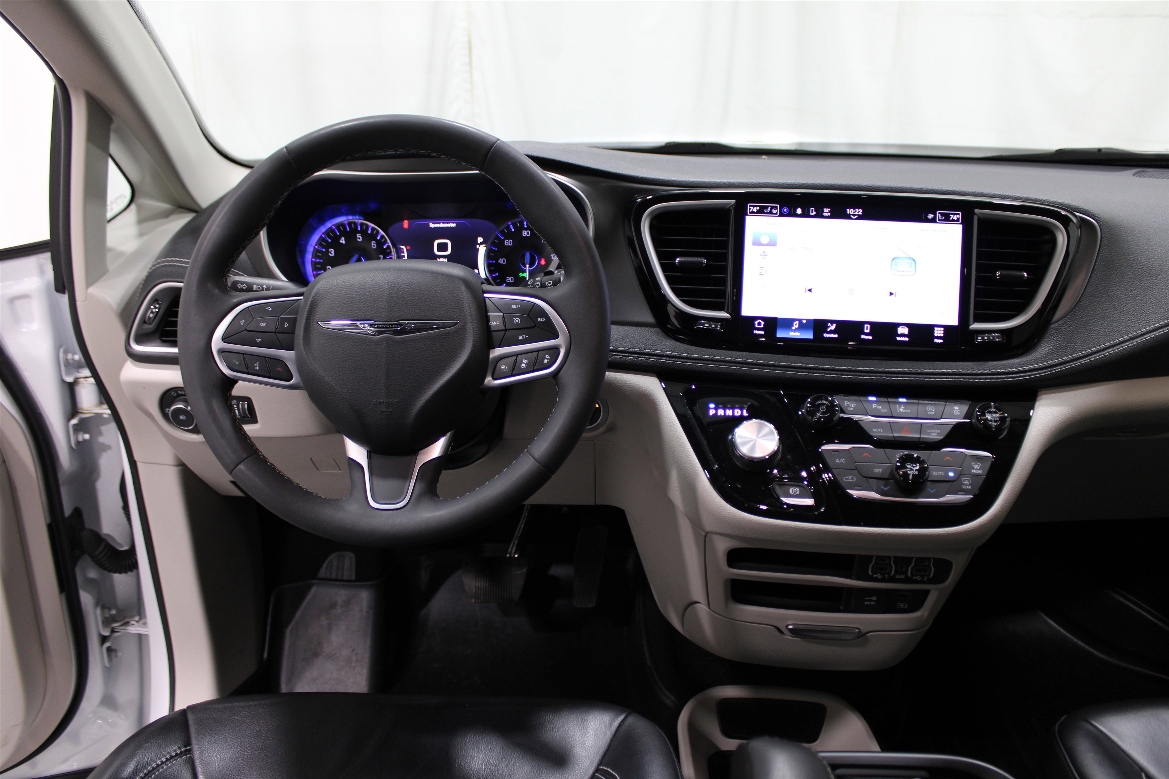 Used 2022 Chrysler Pacifica Touring-L image 2