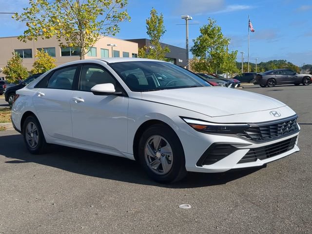 New 2026 Hyundai Elantra SE FWD image 3