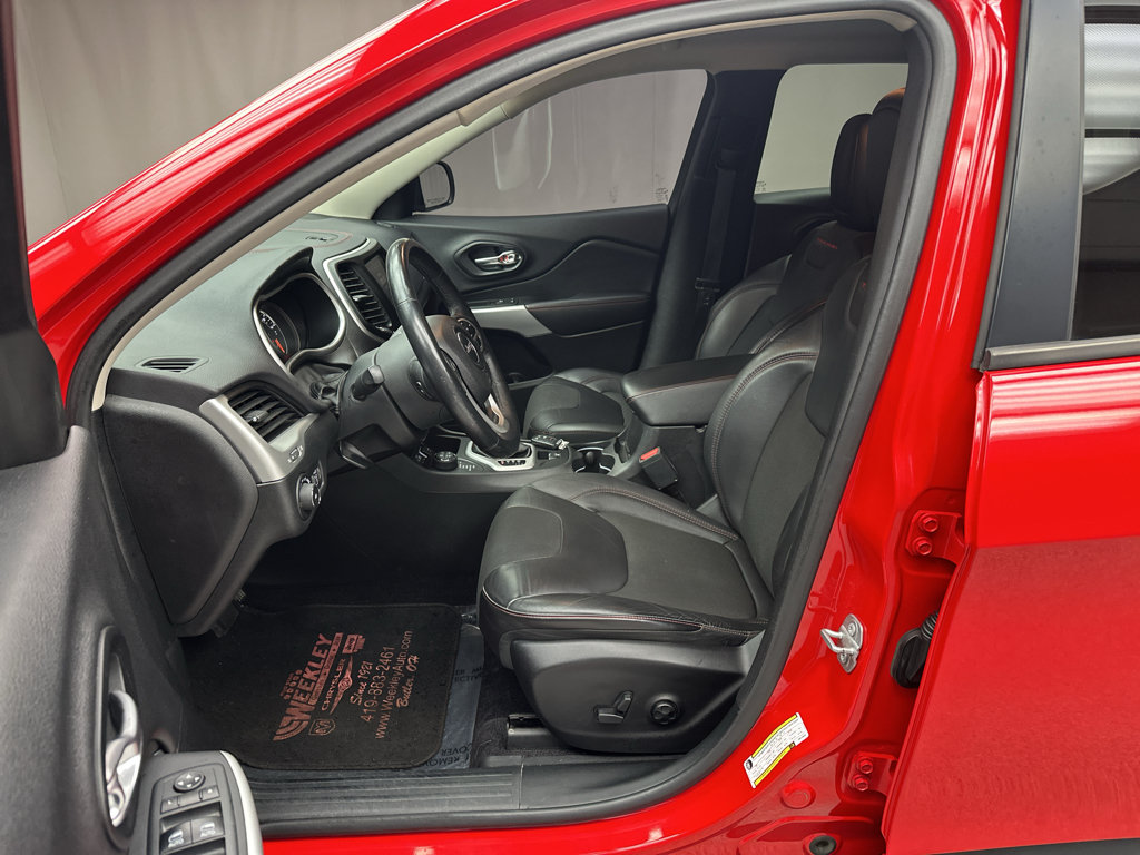 Used 2018 Jeep Cherokee Trailhawk w/ Cold Weather Group AWD/4WD image 9