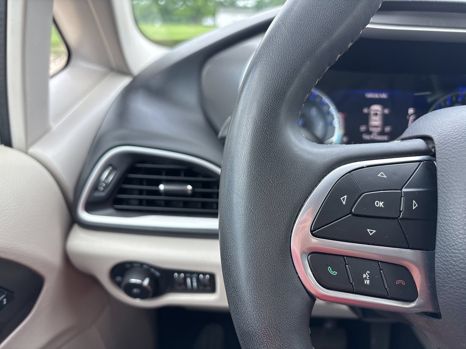 Used 2023 Chrysler Pacifica Touring-L FWD image 10