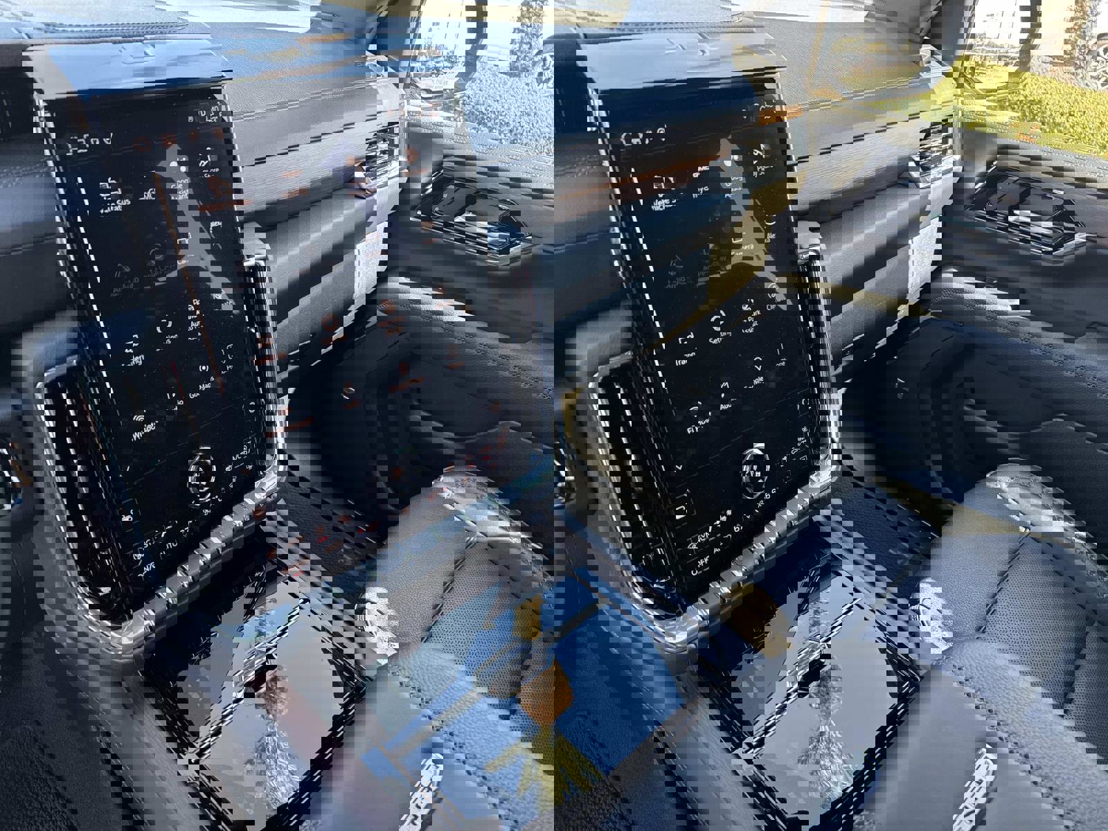 Used 2025 GMC Yukon XL Denali image 23