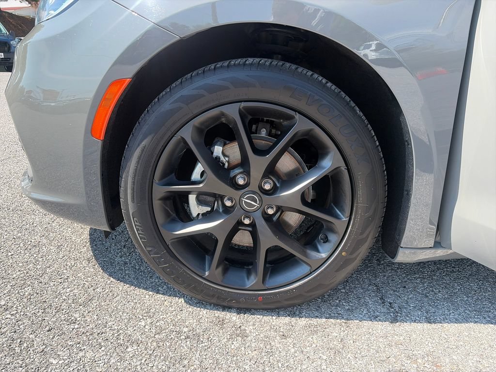 Used 2025 Chrysler Pacifica Limited FWD image 48